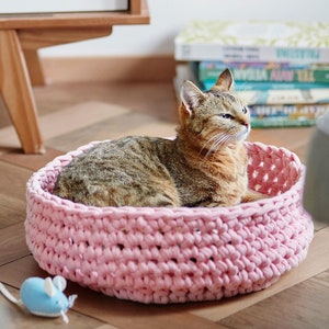 German crochet pattern for a cat basket made from textile yarn or recycled fitted sheets. Easily make your own cat bed or basket.