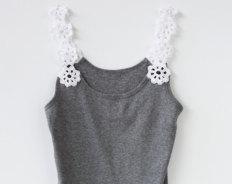 Crochet pattern tank top with crochet flowers made of cotton. German PDF instructions for a crocheted flower band as a strap