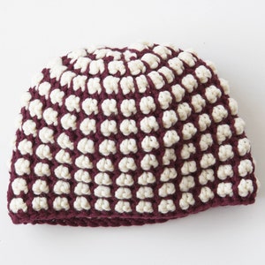 Patrón de crochet para un gorro de palomitas de maíz bicolor en colores contrastantes. Incluye tutorial y gráfico para tejer fácilmente. PDF en alemán.