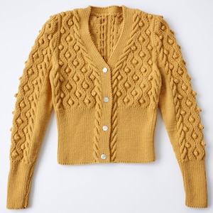 Trachtenjacke Strickanleitung in Deutsch. Eine Strickjacke im Trachtenlook mit Zopfmuster und Noppenmuster.