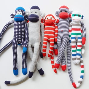 Cuci le scimmie calzino. Istruzioni di cucito in inglese per cucire scimmie dai calzini. Calza gli animali in modo facile e veloce. Come download immediato.