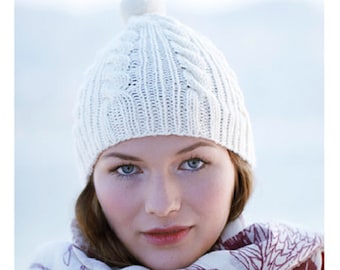 Patron de tricot pour un bonnet à pompon câblé pour adultes et enfants. Une instruction simple et un téléchargement facile également pour les débutants en anglais