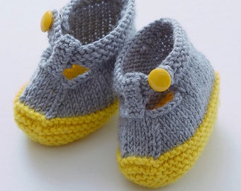 Babyschuhe Strickanleitung im PDF Format in Deutsch. Babyschüchen mit Riemchen aus Merino. Für 3 bis 10 Monaten alte Babys. In Deutsch