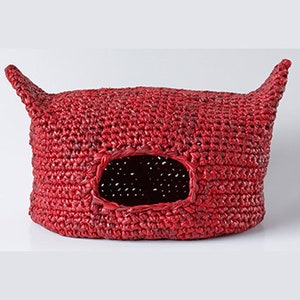 Katzenhöhle Häkelanleitung aus Stoff oder Textilgarn. Ein gemütliches Katzenbett für Deinen Liebling selber häkeln. In Deutsch Bild 1