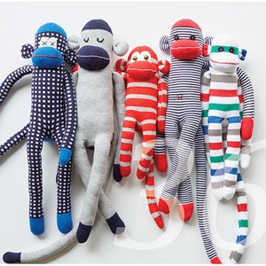 Sewing sock monkeys. German sewing instructions for sewing monkeys out of socks. Sock animals are quick and easy. Available as an instant download.