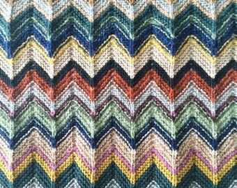 Knitting pattern chevron scarf. Stole in multicolour zigzag pattern. Easy knitting tutorial with knitting school in English.