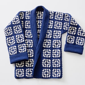 Könnte beinhalten: Eine blaue und weiße gehäkelte Strickjacke mit geometrischem Muster. Die Strickjacke hat einen Schalkragen und lange Ärmel.