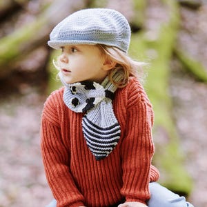 Einen Kinderschal mit Waschbär stricken. Eine einfache Strickanleitung von Knit Kit