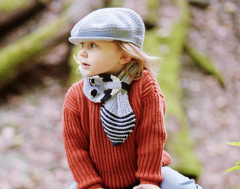 Einen Kinderschal mit Waschbär stricken. Eine einfache Strickanleitung von Knit Kit