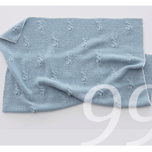 Baby blanket knitting pattern with rabbits made of cable pattern and bobbles. Easy to knit. Instructions in German