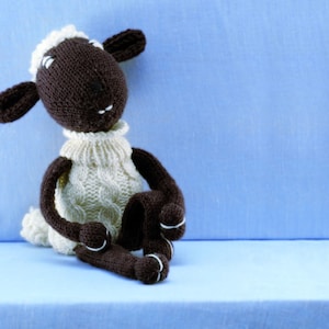 Istruzioni per lavorare a maglia peluche pecora, sosia di Shaun con maglione lavorato a trecce. Facile da lavorare, istruzioni PDF passo dopo passo in tedesco