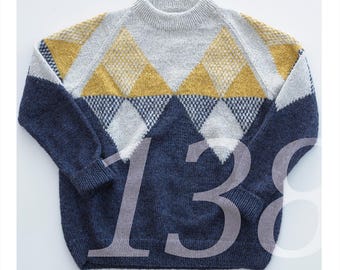 Stickmönster på tyska för en raglantröja med geometriskt mönster. Storlekar S-L, unisex. Detaljerade instruktioner finns att ladda ner som PDF.