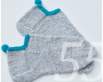 Strickanleitung für kurze Sport Socken, Füsslinge, Tennissocken mit Ponpom aus Sockenwolle gestrickt. Für Kinder, Damen, Herren in Deutsch