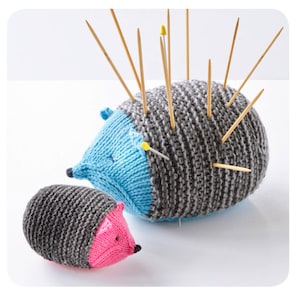 Strickanleitung für einen Igel als Kuscheltier in verschiedenen Grössen. Auch als Stricknadelhalter oder Nadelkissen. In Deutsch Bild 5