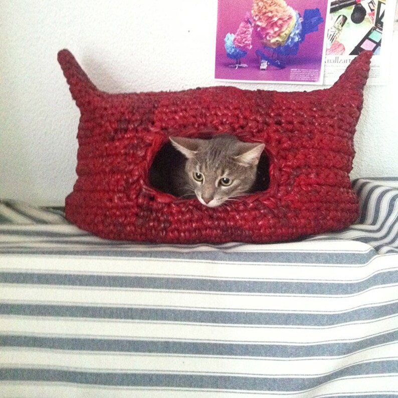 Katzenhöhle Häkelanleitung aus Stoff oder Textilgarn. Ein gemütliches Katzenbett für Deinen Liebling selber häkeln. In Deutsch Bild 5
