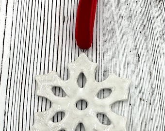 Adorno de copo de nieve de cerámica hecho a mano, decoración navideña, listo para enviar, envío nacional gratuito.