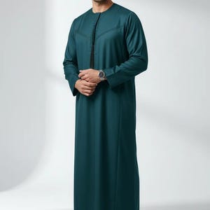 Hochwertige Stickerei für Herren aus den Emiraten/Omanen Thobe Jubba – Blaugrün