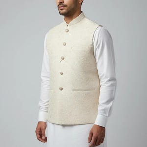 Chaleco Jamawar para hombre con diseño de mármol en color marfil sobre base de champán