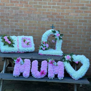 PAQUETE MAMÁ Paquete de flores funerarias (4 artículos) Arreglo conmemorativo de corona de seda artificial o CUALQUIER otra palabra de 3 letras.