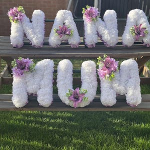 PAQUETE Paquete de tributo floral para funeral de MAMÁ o PAPÁ Corona de seda artificial y arreglo conmemorativo de corazón abierto o cualquier otra palabra de 3 letras.
