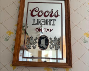 Espejo de bar vintage COORS LIGHT con marco de madera y detalles de letras brillantes.