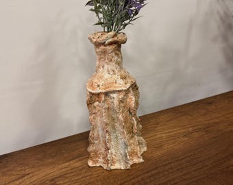 Jarrón texturizado de mármol hecho a mano: decoración inspirada en el travertino