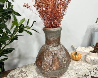 手作りの紙張りの花瓶、素朴な侘び寂びの農家風装飾