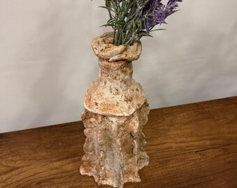 Jarrón texturizado de mármol hecho a mano: decoración inspirada en el travertino