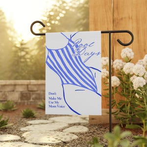 Könnte beinhalten: Eine weiße Gartenflagge mit einem blau gestreiften Badeanzug-Design und den Worten "Pool Days". Unter dem Design steht der Text: "Don't Make Me Use My Mom Voice."