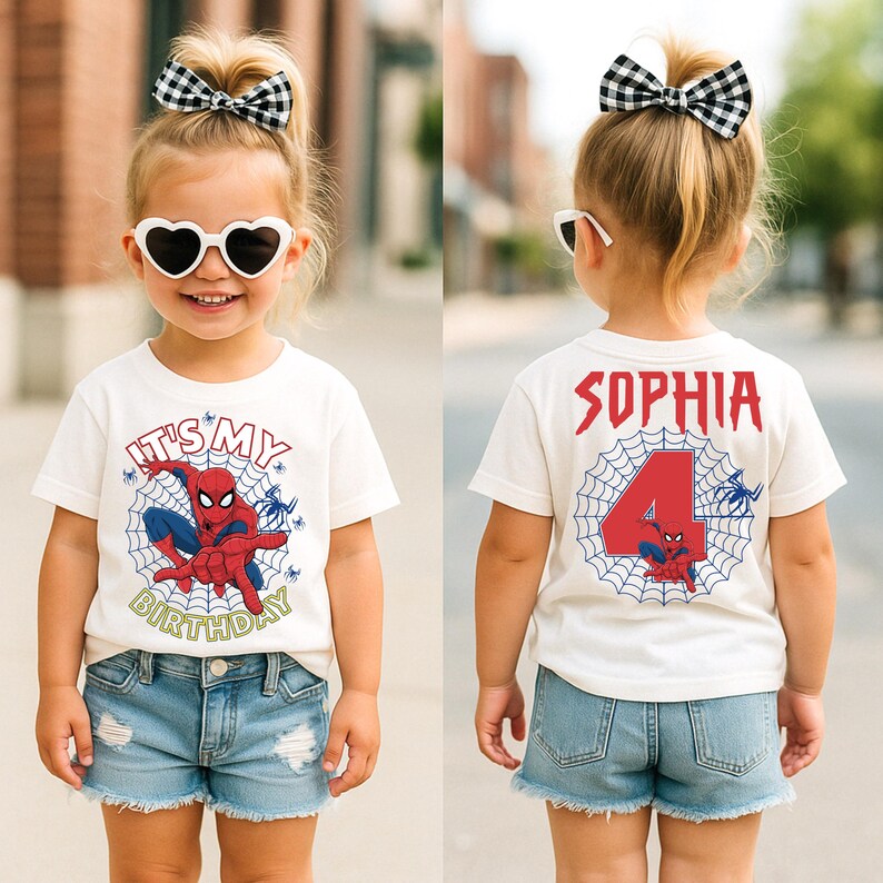 Op de afbeelding: Een wit T-shirt met een Spider-Man-afbeelding en de tekst "IT'S MY BIRTHDAY". De achterkant van het shirt heeft de naam "SOPHIA" en het nummer "4". Het kind draagt een spijkerbroekshort en hartvormige zonnebrillen.
