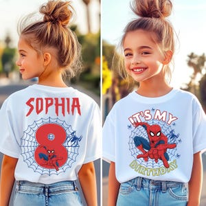 Op de afbeelding: Wit T-shirt met een Spider-Man-afbeelding en de tekst "IT'S MY BIRTHDAY" in geel. De achterkant van het shirt toont de naam "SOPHIA" in rood, een groot nummer 8 en een Spider-Man-afbeelding. Het ontwerp bevat een spinnenweb en spinnen.