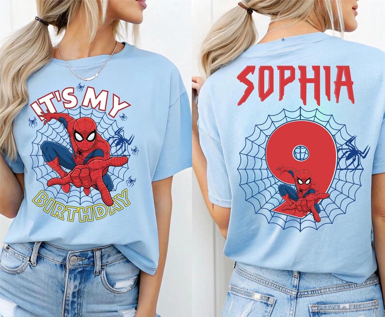 Op de afbeelding: Lichtblauw T-shirt met een Spider-Man afbeelding op de voor- en achterkant. De voorkant toont "IT'S MY BIRTHDAY" en de achterkant "SOPHIA" met een groot nummer 9. Het shirt heeft een ronde hals en korte mouwen.