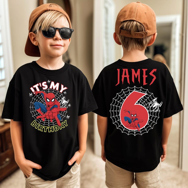 Op de afbeelding: Zwart T-shirt met Spider-Man in een webdesign en de tekst "IT'S MY BIRTHDAY". De achterkant van het shirt heeft de naam "JAMES" en het nummer "6" met Spider-Man in een webdesign.