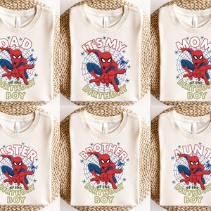 Op de afbeelding: Off-white t-shirts met een Spider-Man-afbeelding. Elk shirt heeft een andere tekst: "DAD", "IT'S MY", "MOM", "SISTER", "BROTHER" en "AUNT" boven "of the BIRTHDAY BOY". De afbeelding toont Spider-Man in rood en blauw.