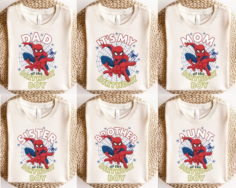 Op de afbeelding: Off-white t-shirts met een Spider-Man-afbeelding. Elk shirt heeft een andere tekst: "DAD", "IT'S MY", "MOM", "SISTER", "BROTHER" en "AUNT" boven "of the BIRTHDAY BOY". De afbeelding toont Spider-Man in rood en blauw.