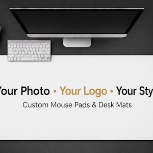 Könnte beinhalten: Eine weiße, rechteckige Schreibtischunterlage mit dem Text "Your Photo • Your Logo • Your Style" und "Custom Mouse Pads & Desk Mats". Ein Computermonitor, eine Tastatur und ein Stifthalter sind sichtbar.