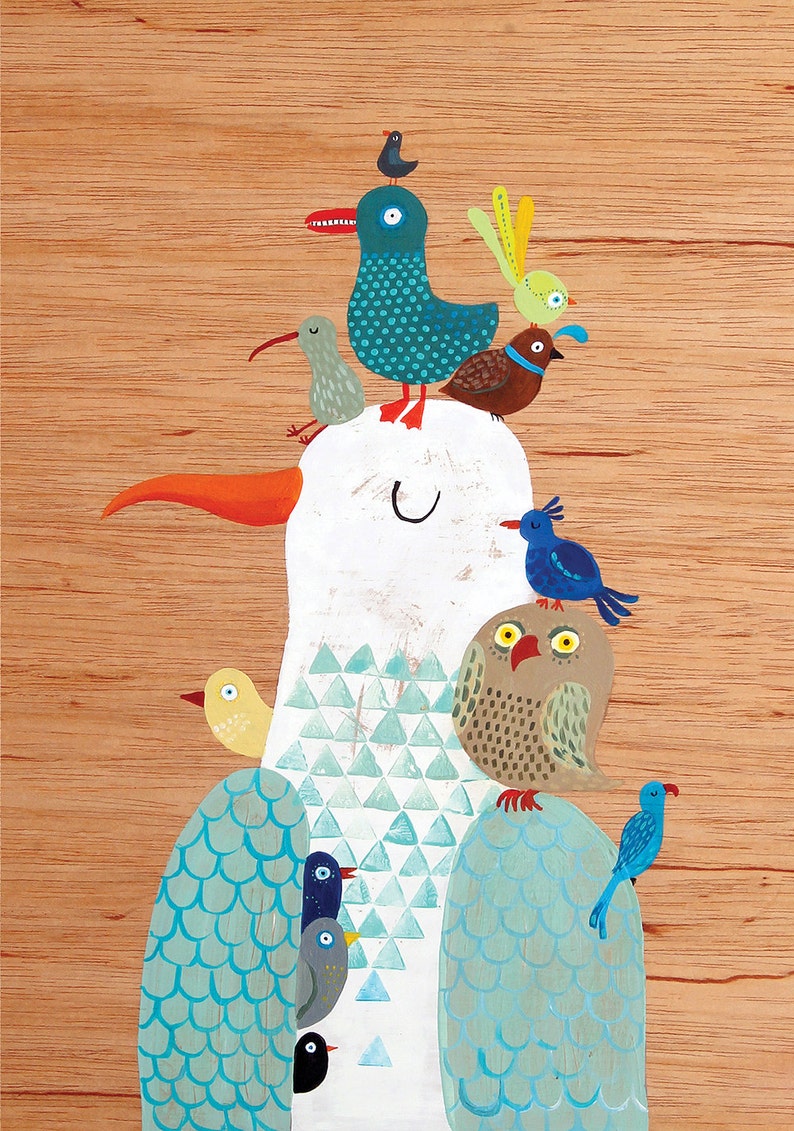 Puede incluir: Un p&aacute;jaro blanco con un cuerpo de patr&oacute;n azul y verde y un pico largo naranja. El p&aacute;jaro est&aacute; rodeado de p&aacute;jaros m&aacute;s peque&ntilde;os en varios colores, incluyendo azul, verde, amarillo y marr&oacute;n. Los p&aacute;jaros est&aacute;n posados en el cuerpo y la cabeza del p&aacute;jaro m&aacute;s grande.