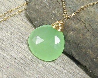 Collier calcédoine, écume de mer vert Pierre pendentif, collier en or, pendentif en superposition, cadeau pour elle, fil enroulé Briolette, bijoux d’été