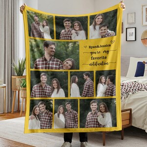 Può includere: Una coperta in pile gialla con un collage di foto di una coppia. La coperta ha un bordo giallo e il testo "Ryan & Jessica you're my favorite notification".