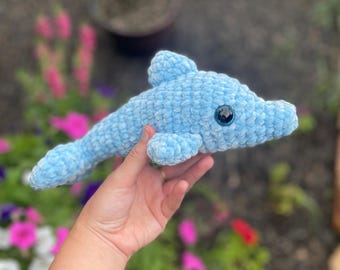 Peluche amigurumi de delfín tejido a crochet