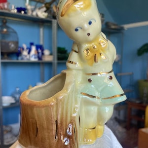 Shawnee MCM planter #533 “Boy by Stump” with gold accent trim - USA