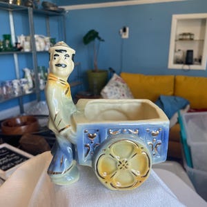 Shawnee MCM planter #621 “Tony the Peddler” with gold accent trim - USA