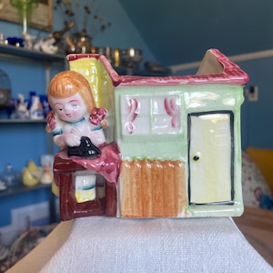 Vaso MCM con statuetta raffigurante una ragazza e una casa - dipinto a mano