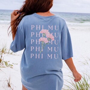 Shirt Phi Mu-studentenclub: T-shirt roze anjerbloem, Griekse kleding afbeelding 4