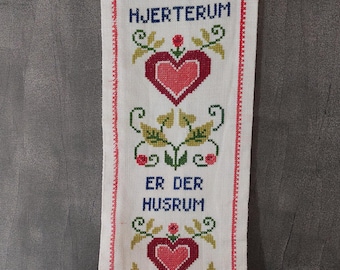 刺繍ハンガー。真鍮製クロスステッチベルプル。デンマーク製ニードル