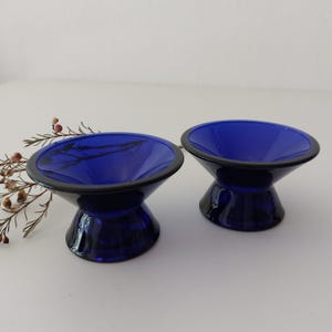 Vintage Iittala Finlandia / Años 90 / Juego de 2 / Kartio / Candelabro de vidrio / Diseño de Kaj Franck / Azul tinta /