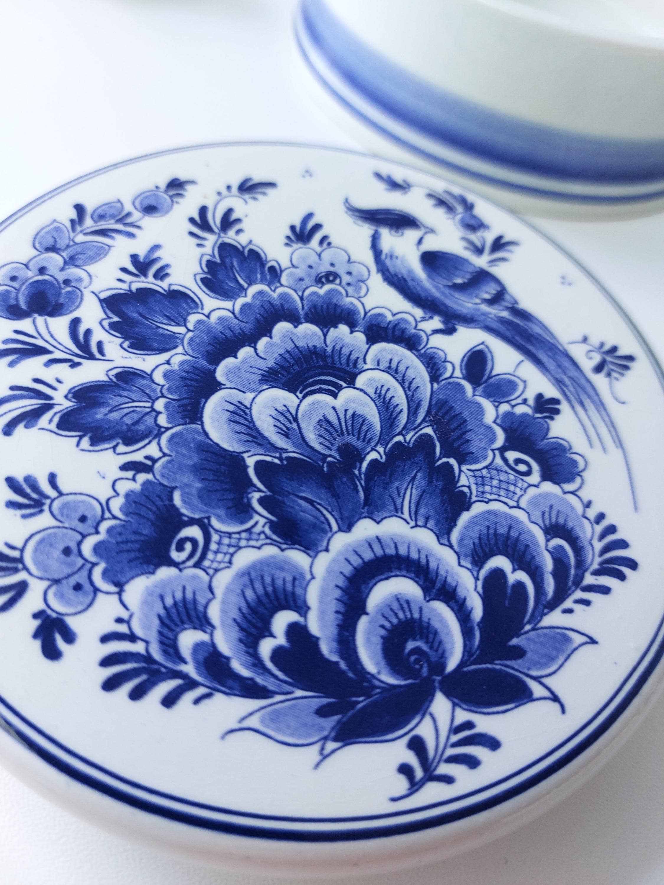 ヴィンテージデルフトブルーの小物入れ：手描きの花柄の蓋付き 