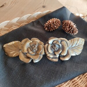 Fibbia per cintura da donna, stile scandinavo molto vintage, in ottone ornamentale, con motivo a rose e fiori, anni '60?