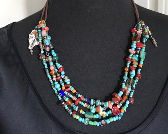 Collier plastron artisanal, collier de perles bleues fait main, collier de 4 cordons de cuir multibrins, collier coloré bohème, cadeau pour elle, cadeau pour maman