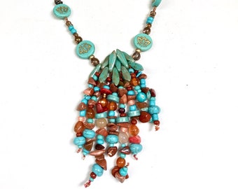 Collar con colgante de cuentas de turquesa y coral hecho a mano: Joyería bohemia con cordón de gamuza